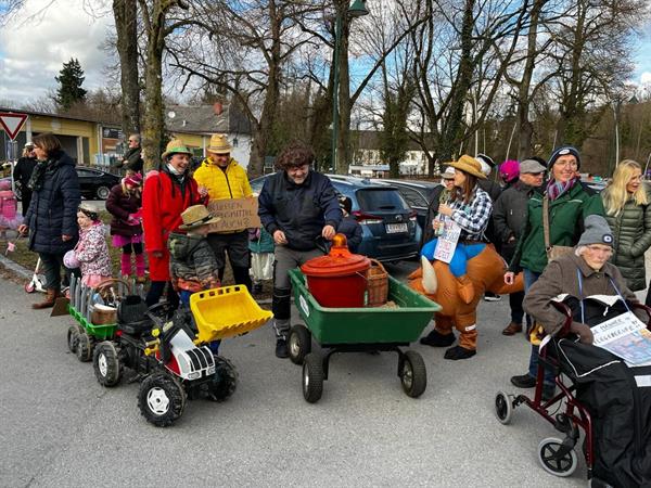 eine Gruppe von Menschen mit Kinderwagen und Kinderwagen